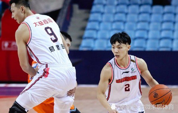 2022年夏天，哈维-西蒙斯因缺少比赛时间以0转会费离队加盟埃因霍温，当赛季球员在埃因霍温出场49次，打入19球并有9次助攻。